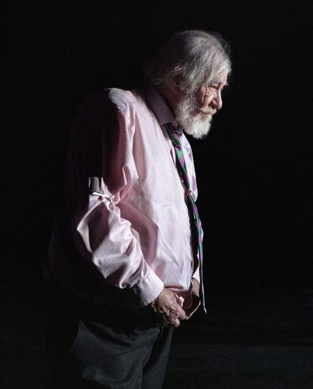 85歲「甘道夫」伊恩麥可連演出意外！緊急送院治療　劇組：幸無大礙