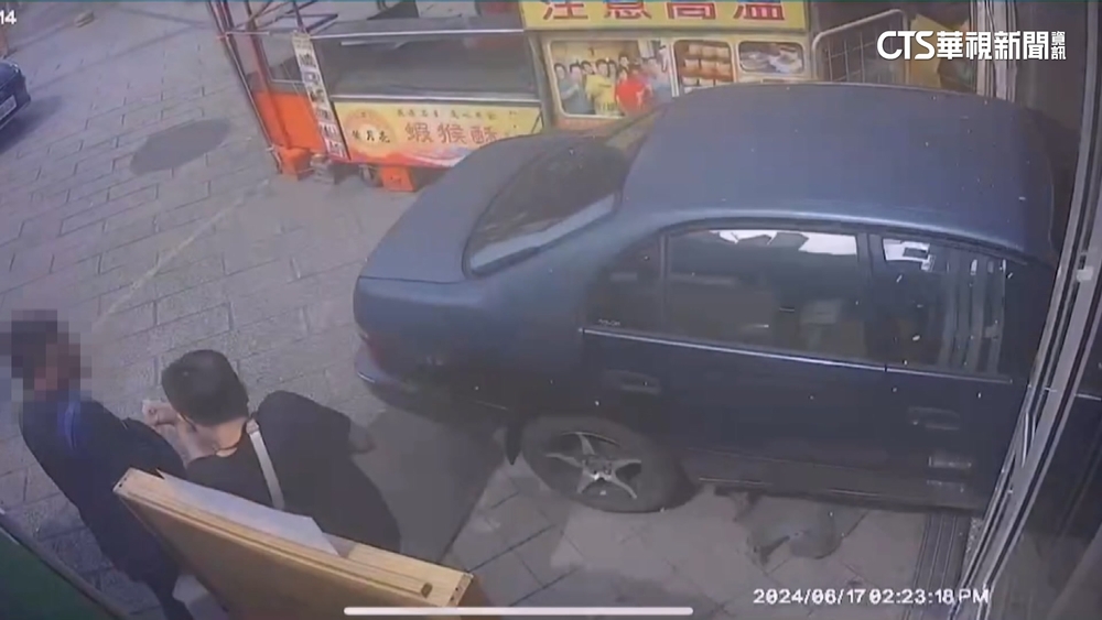 轎車撞進店瞬間曝光　玉珍齋損失百萬擬求償