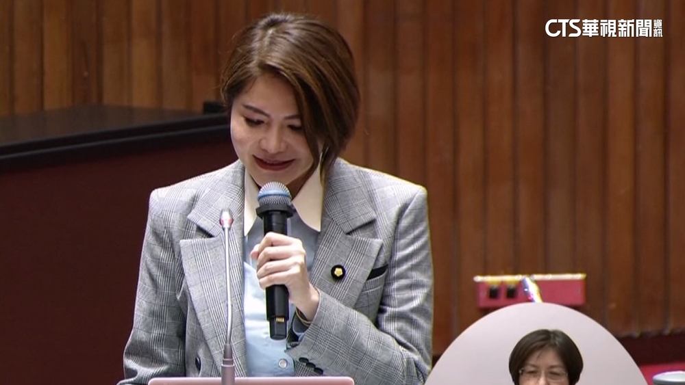 陳菁徽聲帶發炎　「AI輔助質詢」創立院首例