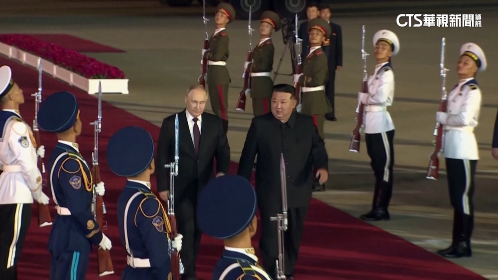 睽違24年！普丁抵朝金正恩親迎　兩人握手擁抱敘舊