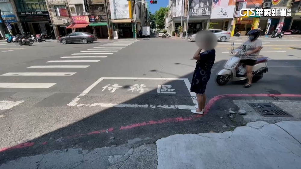 待轉區遭行人.汽車占領　騎士諷變「投胎區」