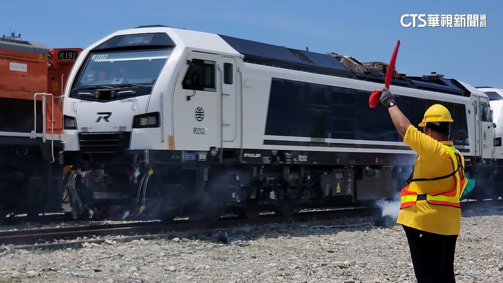 台鐵R200柴電機車花蓮首航　鐵道迷搶拍