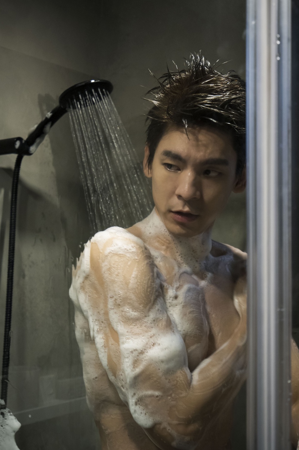 林柏宏再秀肌肉洗澡、 脫到只剩四角褲！　對「沒洗澡不准上床」超有感：會崩潰