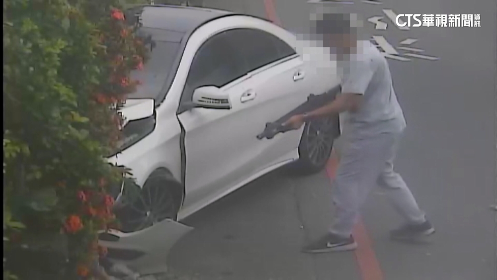 談判爆衝突！男開車撞民宅　持槍射前同事父子