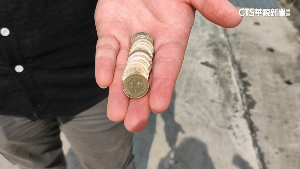 錯了嗎？　乘客搭計程車「給15個1元」遭司機嗆