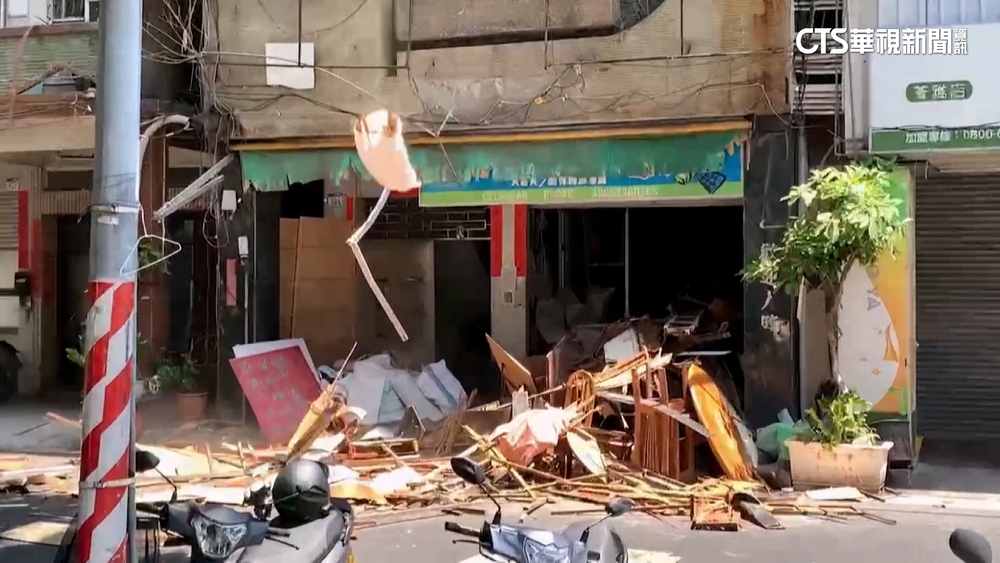 危險！　高雄透天厝施工　廢棄物6樓高丟下險砸人