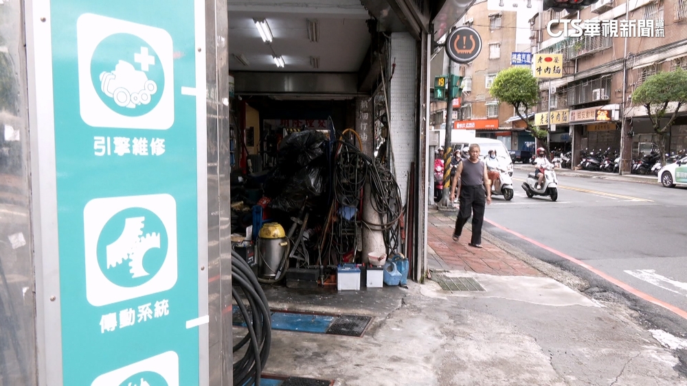 店外爭騎樓紛爭！　機車行.汽修廠互槓　大打檢舉戰