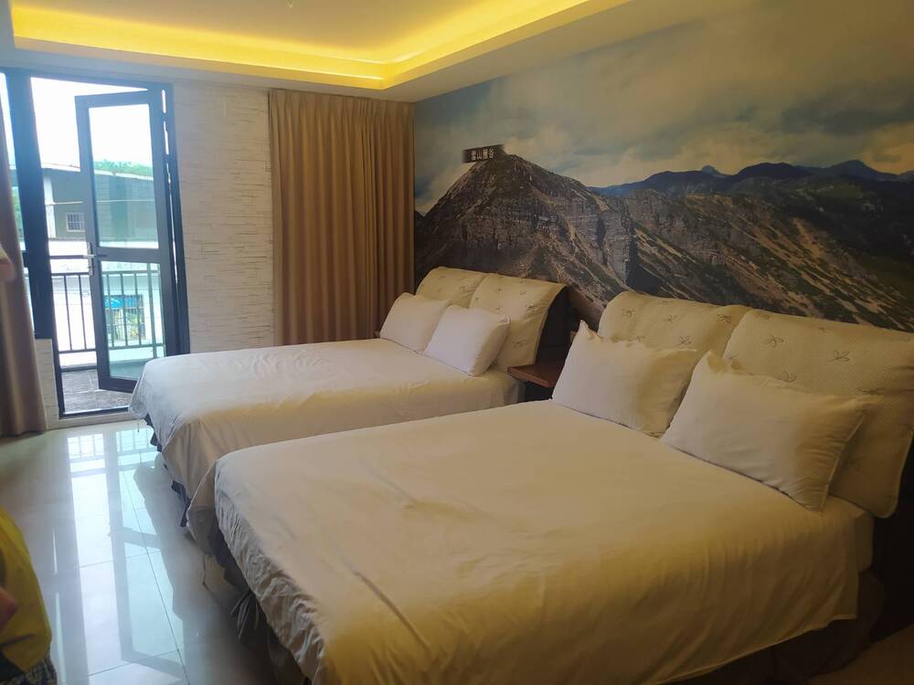 宜蘭分署執行一位欠稅屋主的3層樓透天厝，赫然發現屋內盡是溫泉套房設備，一查才知設備是邱男溫泉度假會館所有。圖／法務部行政執行署宜蘭分署提供