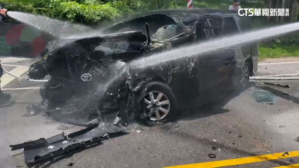 男肇逃又自撞火燒車受困　警目睹「追人變救人」