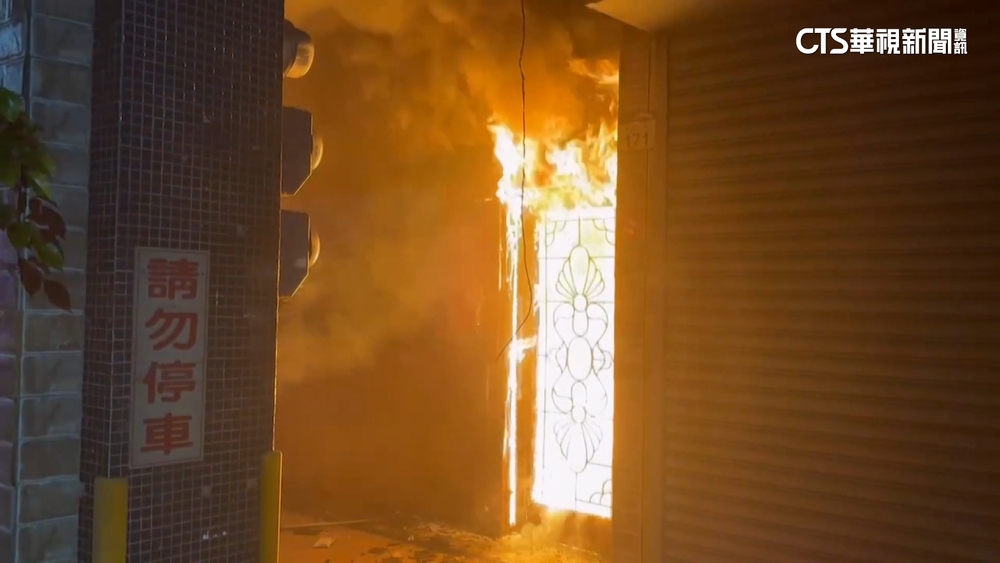 高雄透天厝竄火　母2樓跳下逃生.子受困獲救