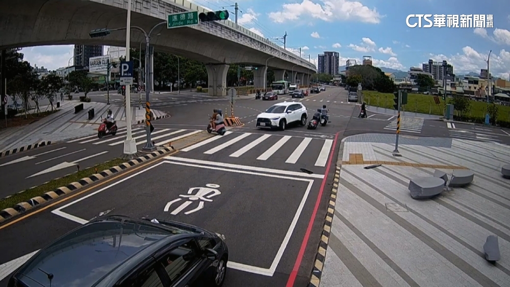 休旅車自撞分隔島　疑失控加速倒退繞圈　橫掃4機車