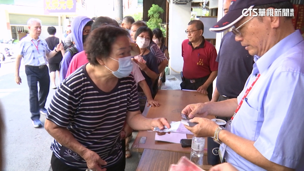 台中體感飆40度　民眾搶領物調券　7千張1小時領光