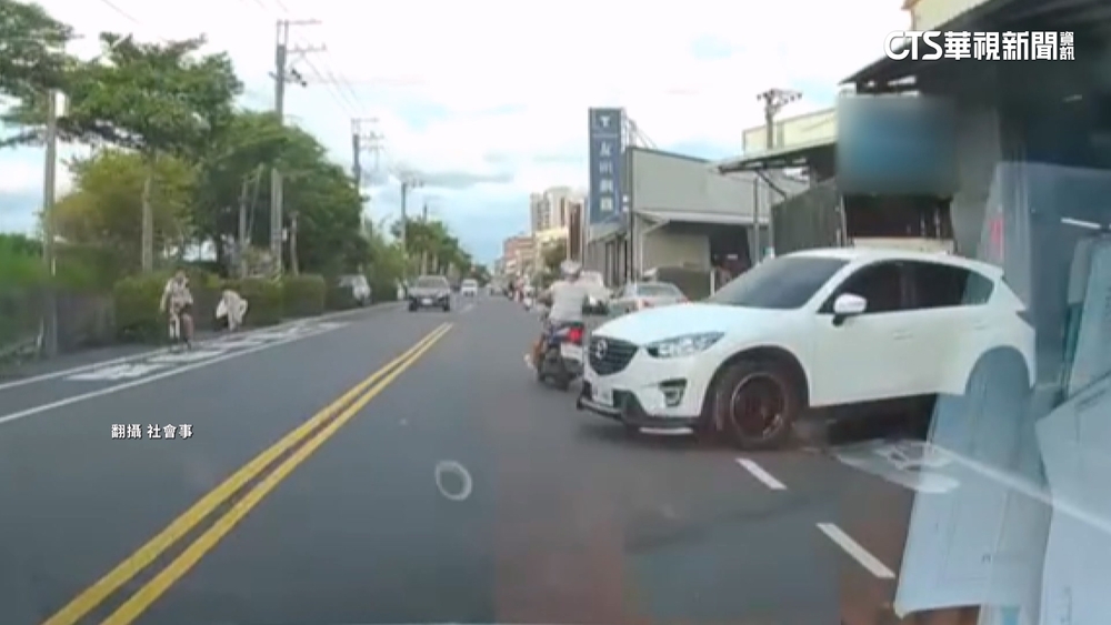 疑沒拉手剎車！　汽修廠待修車滑路中　險撞機車