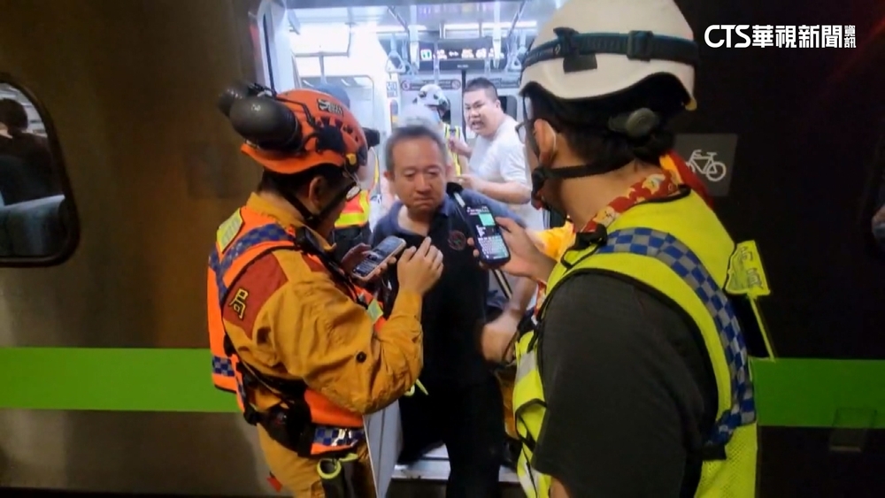 台鐵新自強號列車撞土石流出軌　乘客嚇：被拋飛