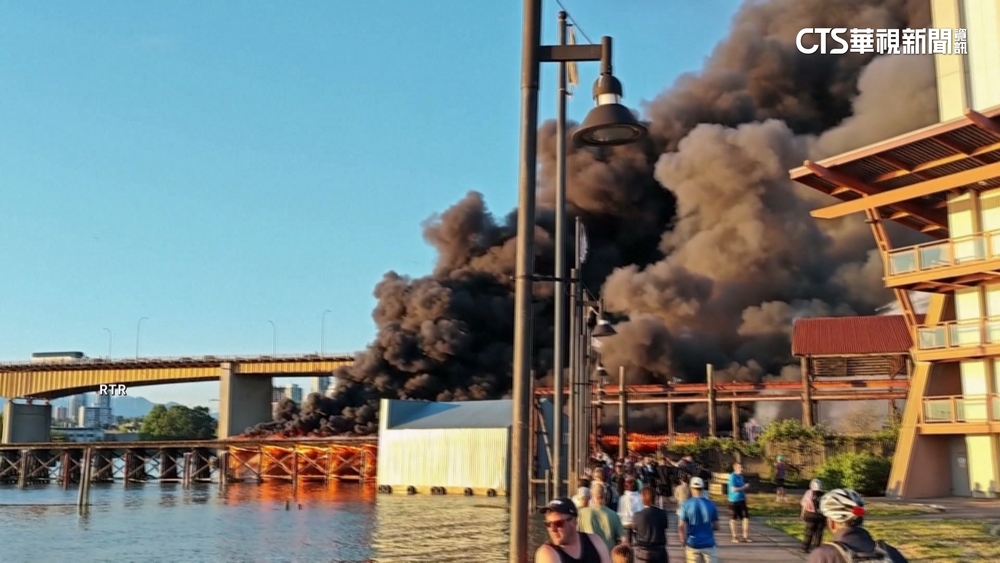 溫哥華倉庫大火　悚！　火舌延燒整座鐵路橋梁