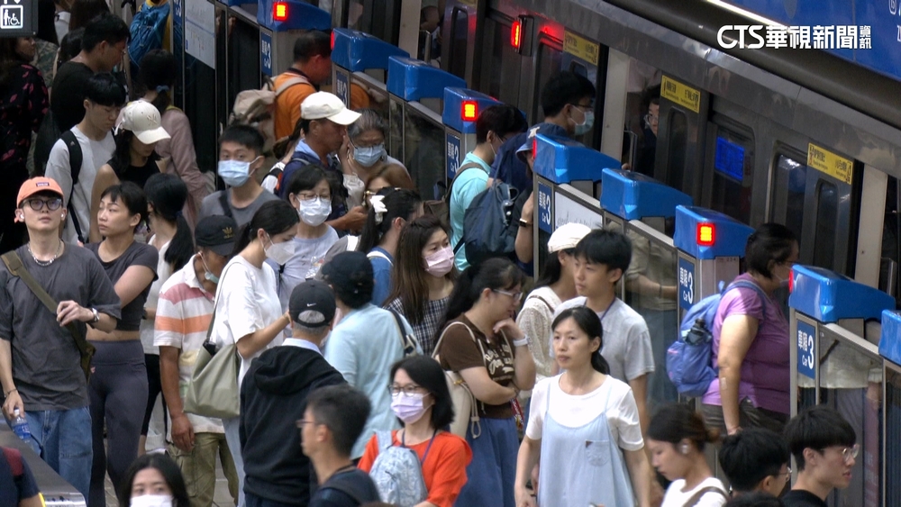 捷運NG行為！　「蹺腳連線」擋走道.後背包「未改手提」