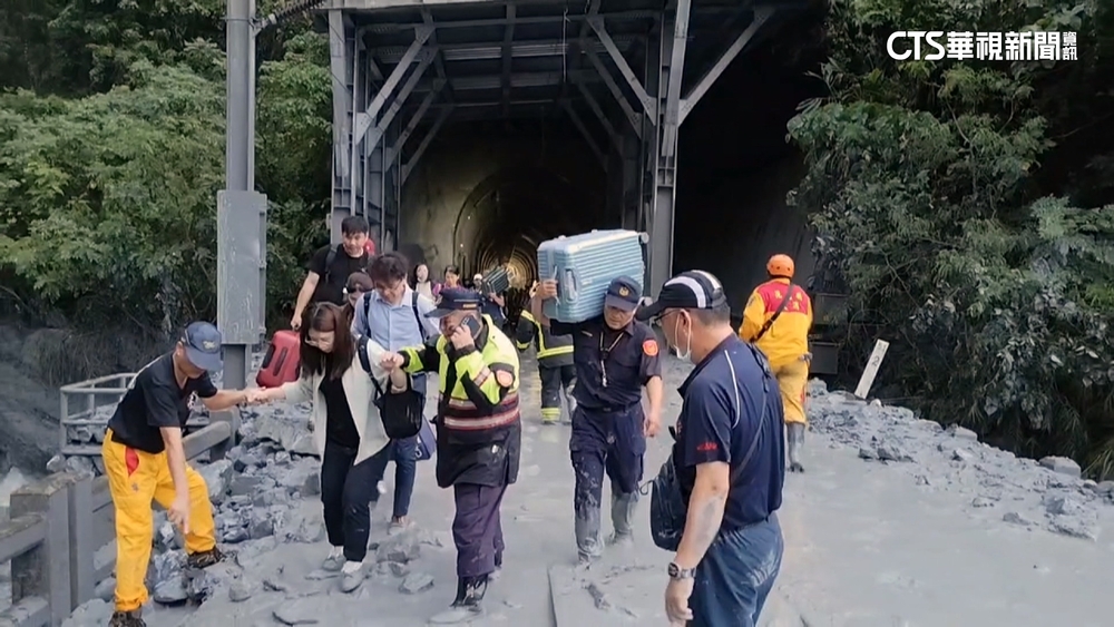 無名英雄！新自強號遇土石流　警消助乘客脫困