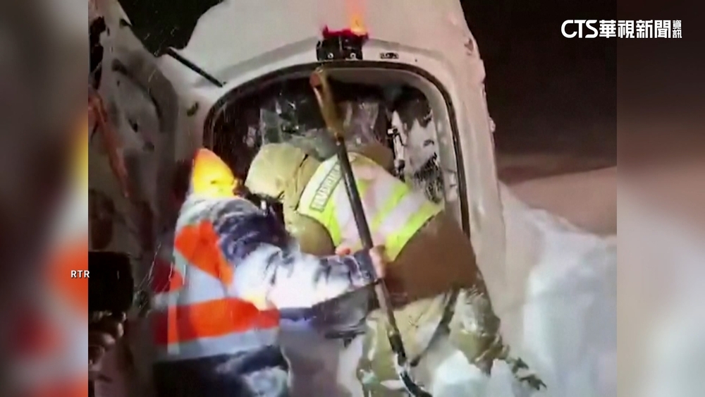 智利中部山區雪崩　警察手動剷雪救出受困民眾