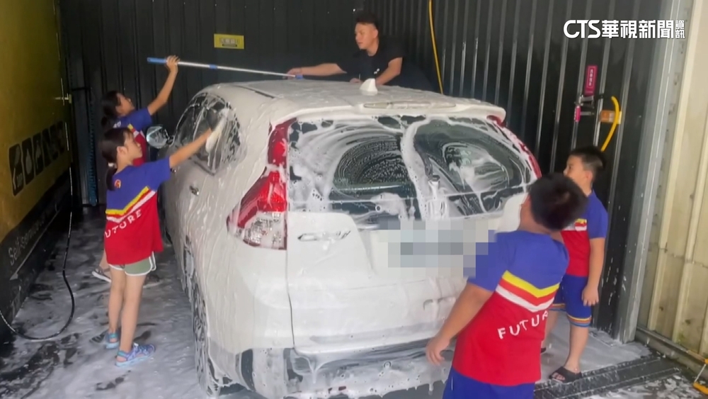 射箭隊出國征戰　屏東學童「挽袖洗車」籌經費