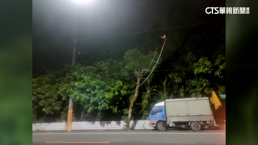 20公尺長電纜線垂落　夫婦騎車閃不及遭勒脖慘摔