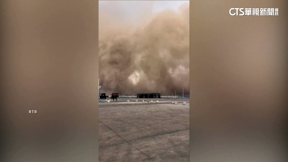 內蒙古沙塵暴強襲！　能見度僅剩不到200公尺