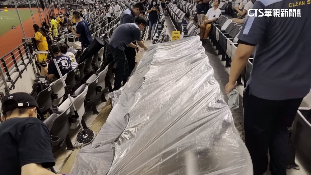 台北大巨蛋又漏水　館內「下小雨」急貼塑膠膜補漏