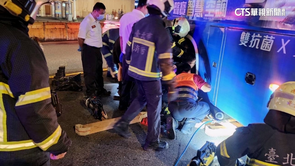 疑大車視線死角　客運右轉撞7旬翁「捲車底」