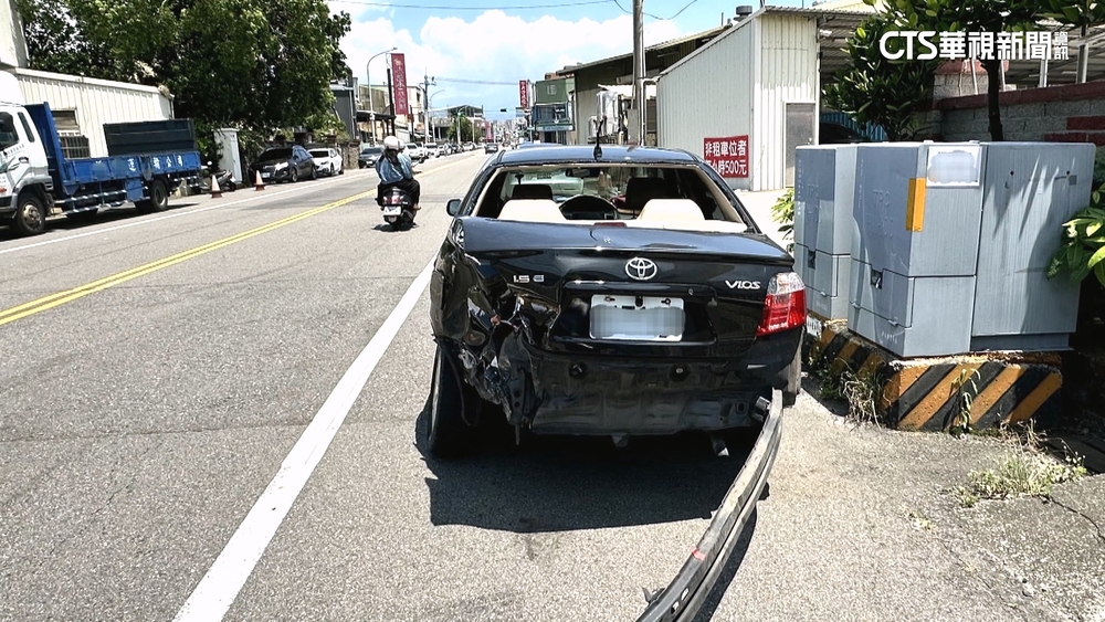 恐怖「螃蟹車」　自撞爆胎變形！硬開1公里下交流道