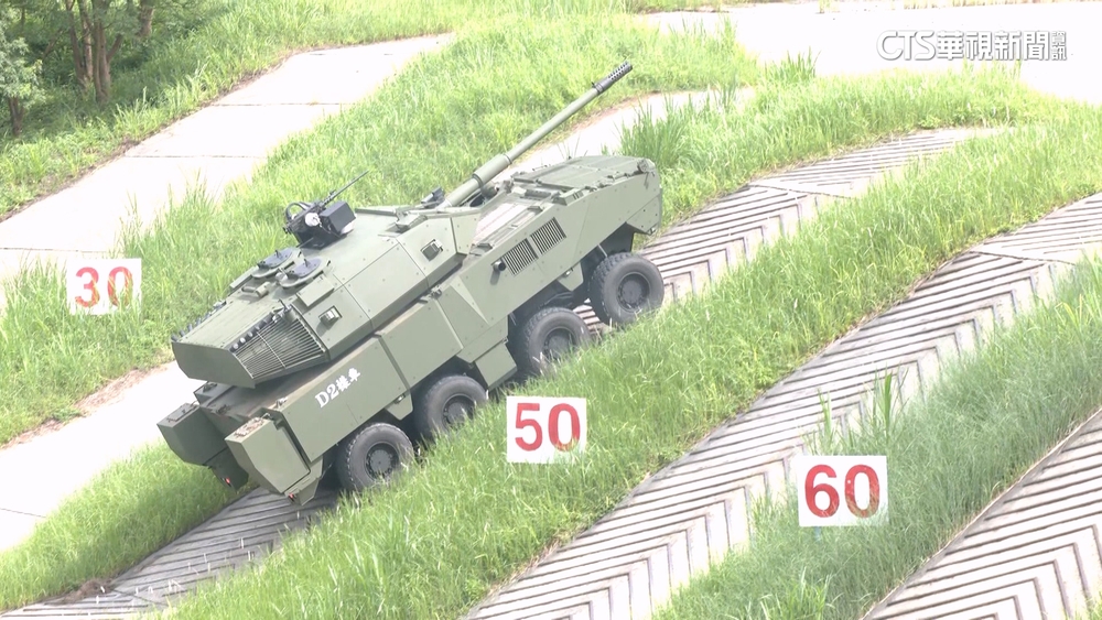 國造105公厘砲輪型戰車首曝光　軍備局展示性能