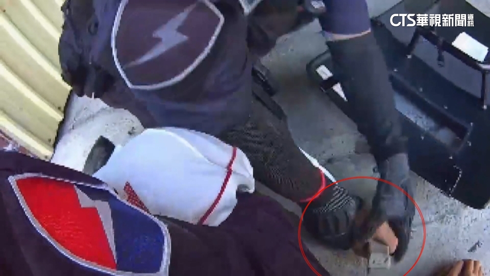 擁大批槍彈！　槍砲犯握遙控器嗆引爆炸彈　警秒搶下