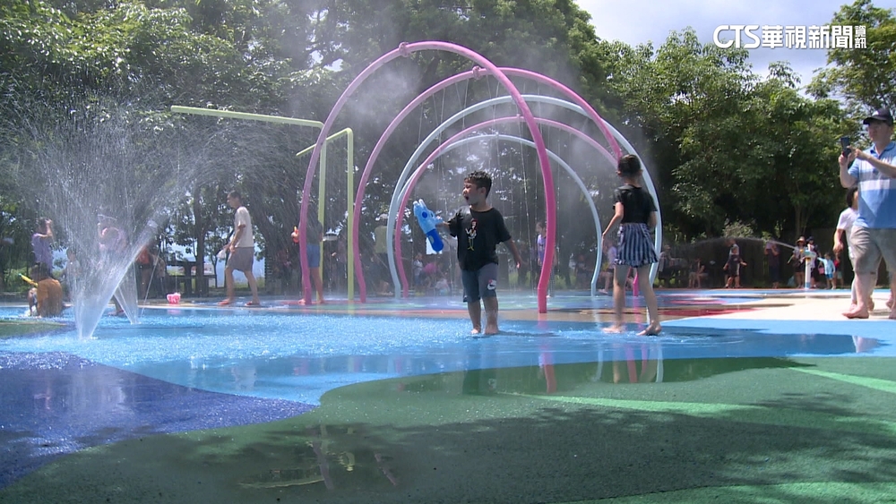 中科公園戲水區放水間隔久　孩子坐地板玩髒水