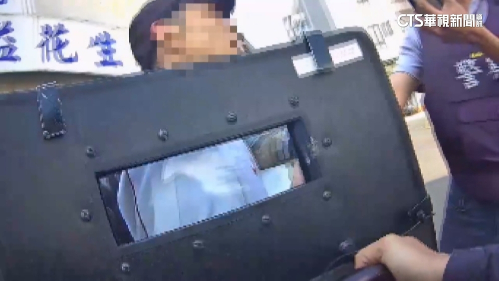 曾持槍襲警坐牢假釋　男再持爆裂物警驚險奪下