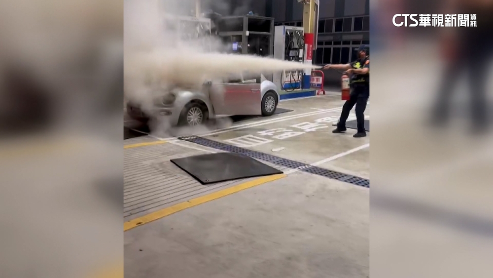 20年老車加油突起火　派出所長無裝備衝滅火