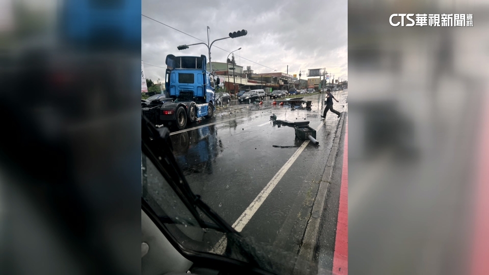 雷雨彈炸彰化　聯結車疑路滑失控撞分隔島