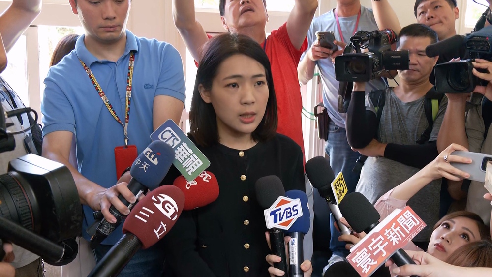 綠營記者會外「尺量100公分」　徐巧芯嗆：算盯梢嗎？