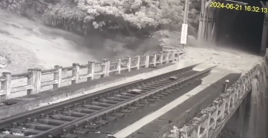 新自強號出軌遭爆「19分前土石早淹沒軌道」 台鐵回應了