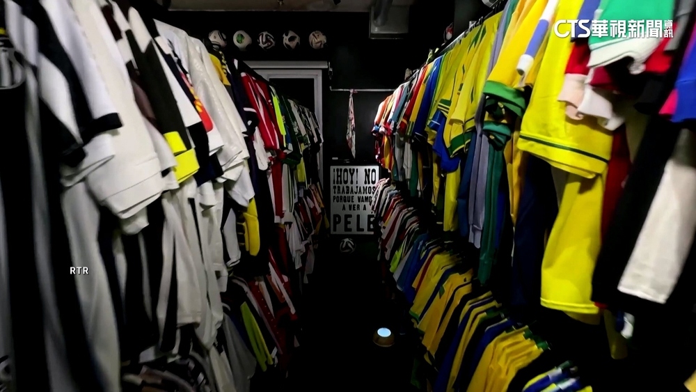 瘋足球！　巴西男子收藏逾6千件球衣登金氏紀錄