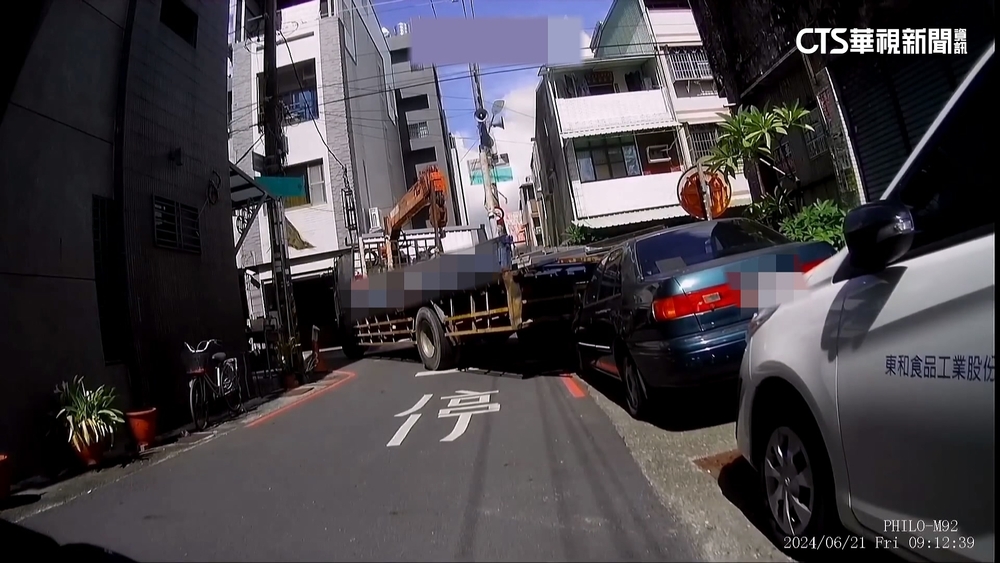 角度沒抓好？倒車「連撞路邊車5次」　吊車：將賠償
