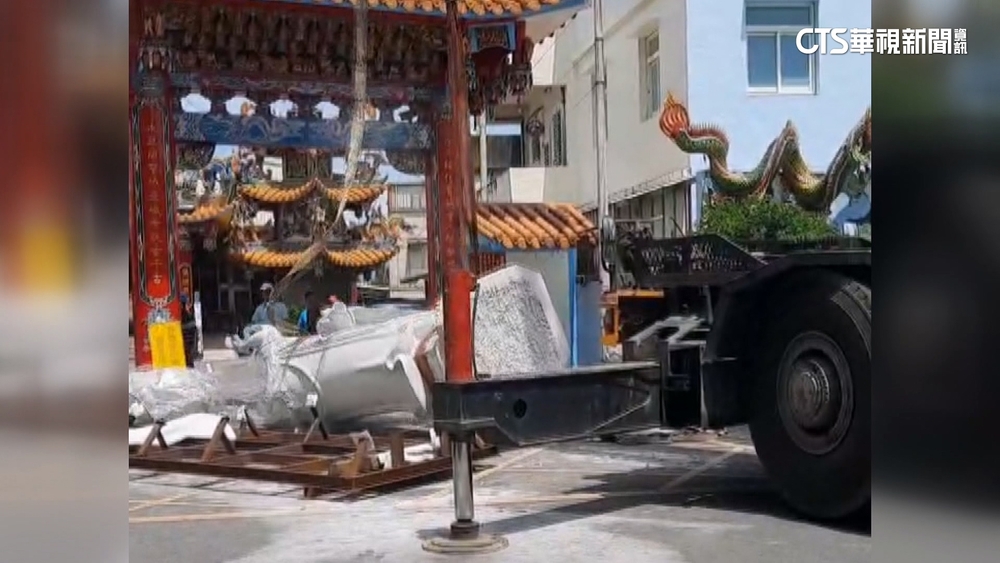 繩索突斷裂！羅東巨大觀音像吊掛慘摔「斷頭」