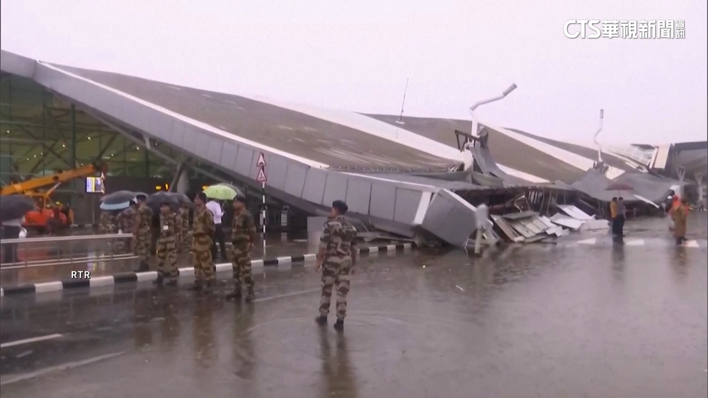 暴雨釀禍！印機場屋頂梁柱坍塌　1死8傷