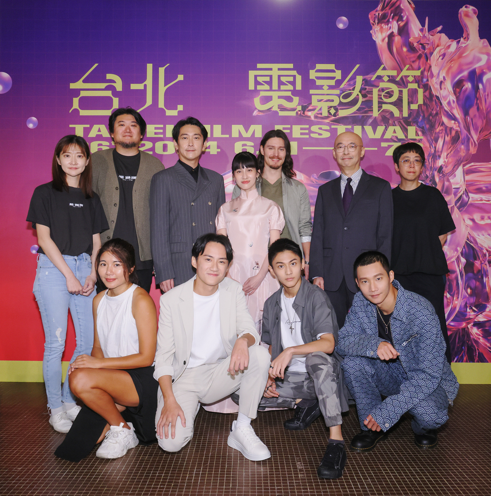 台灣首部二戰懸疑劇集《聽海湧》台北電影節亞洲首映，劇組熱鬧齊聚。後排左起編劇蔡雨氛、製作人兼導演孫介珩、演員施名帥、連俞涵、周厚安、馬場克樹以及監製於蓓華；前排左起製作人林佳儒、演員吳翰林、朱宥丞、黃冠智。(圖／台北電影節提供)
