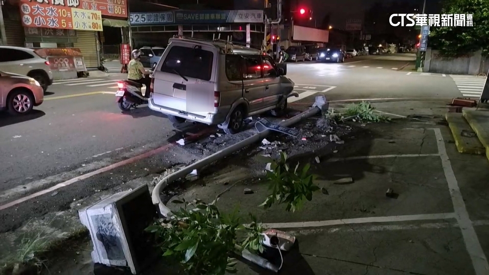 疑疲勞駕駛　廂型車「撞貨車再撞燈桿」巨響嚇壞人