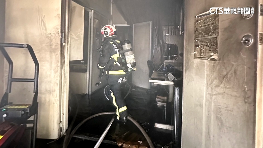 中揚光電凌晨機房火警　16消防車馳援灌救