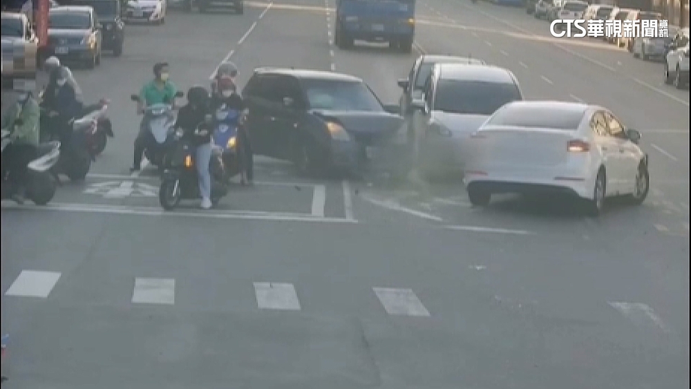 轎車轉彎失控衝撞對向車　2男肇事後徒步落跑
