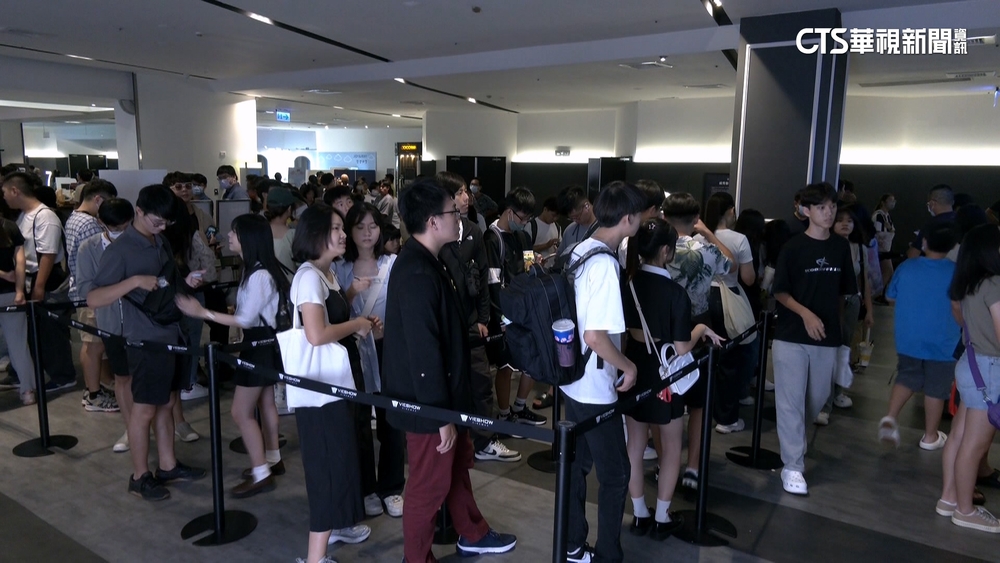 暑假開始.天氣太熱！　高雄影城人潮滿滿為避暑