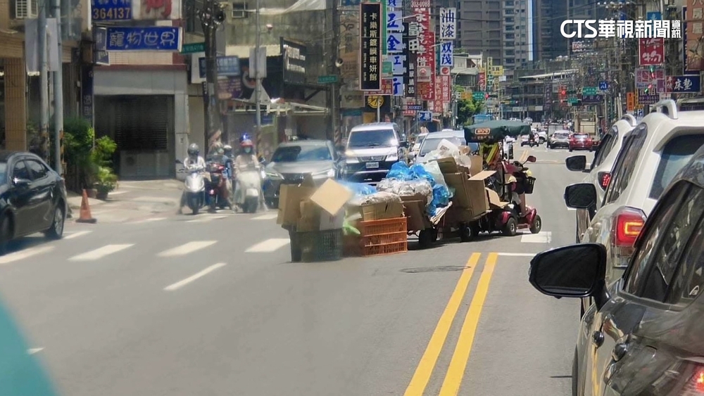代步車拖箱子上路宛如「貪食蛇」！　網友怒轟：亂源！