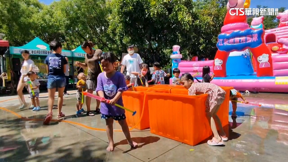 台中大里潑水節登場 小朋友頂烈日嗨玩水