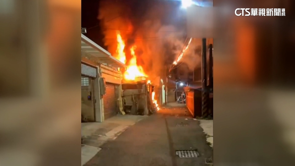 高雄民宅竄火！　疑瓦斯罐遇熱　屋主睡夢中被救