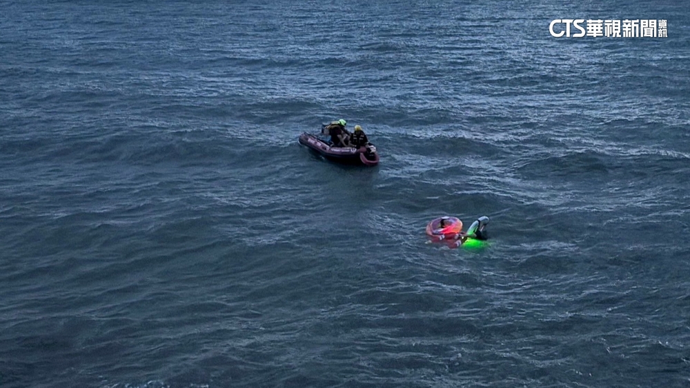 祖孫3代竹圍漁港戲水遭沖出外海　警消馳援救回