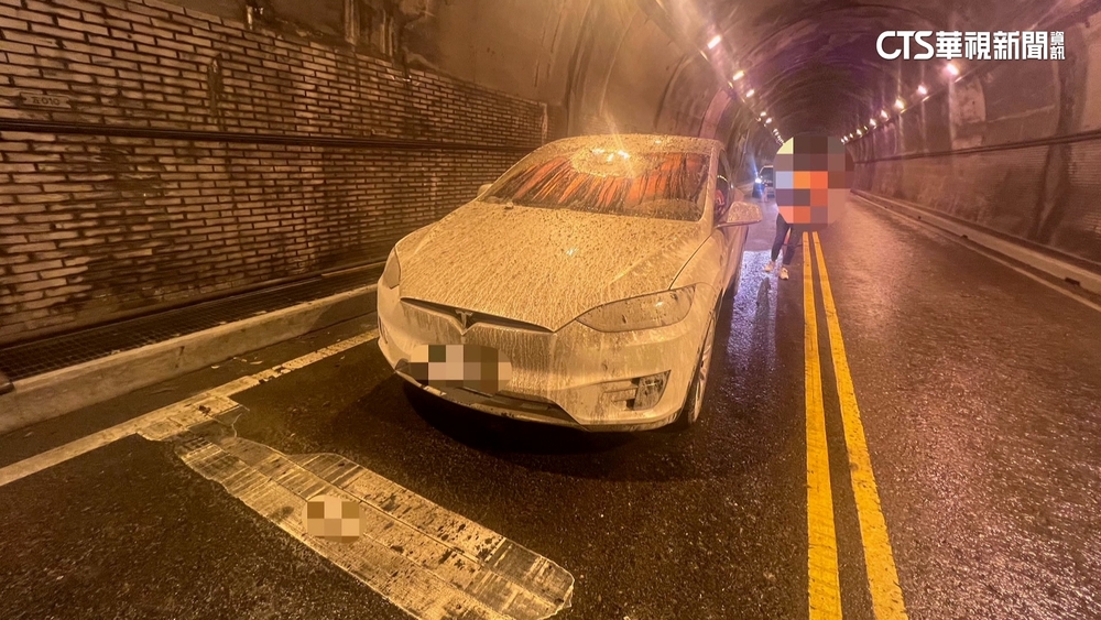 蘇花公路坍落石砸轎車　1家6口困隧道3小時